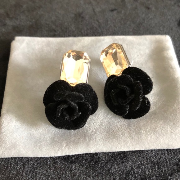 Aldo Pearl Necklace & Black Velvet Rose Earrings - Picture 6 of 7